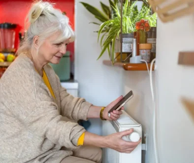 starší žena u radiátoru