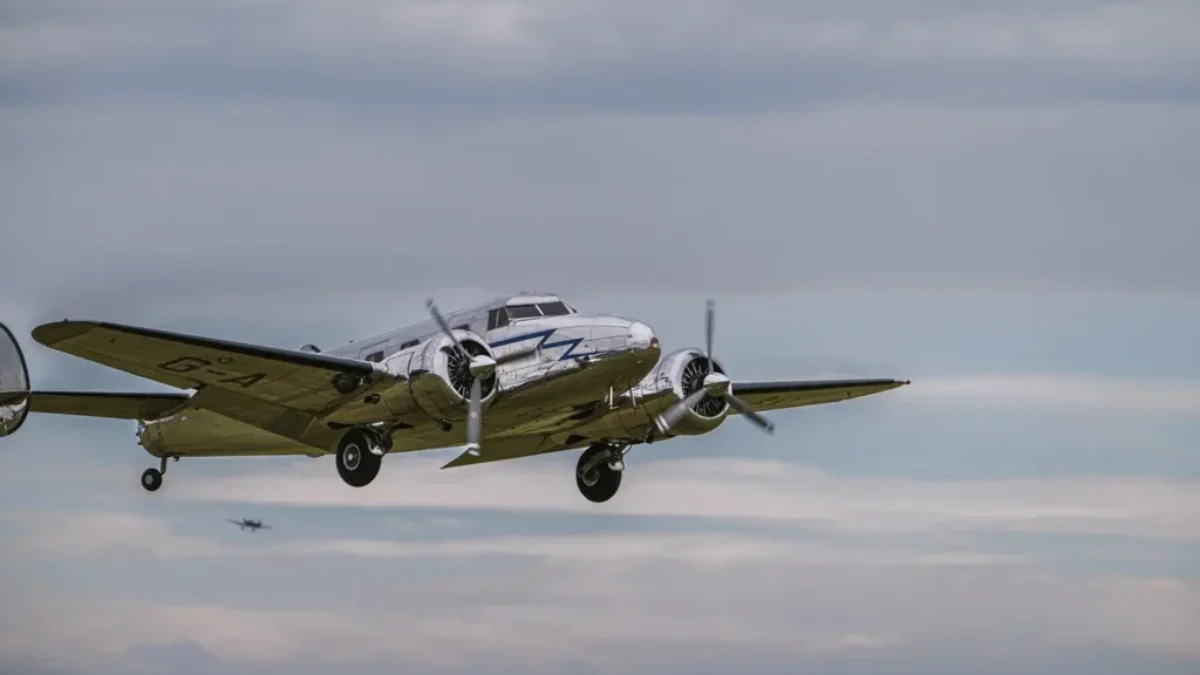 starší letadlo ve vzduchu