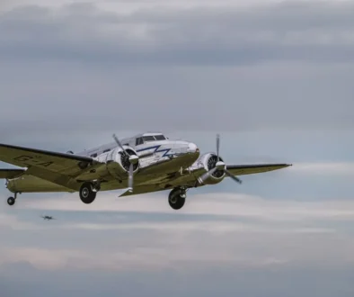 starší letadlo ve vzduchu