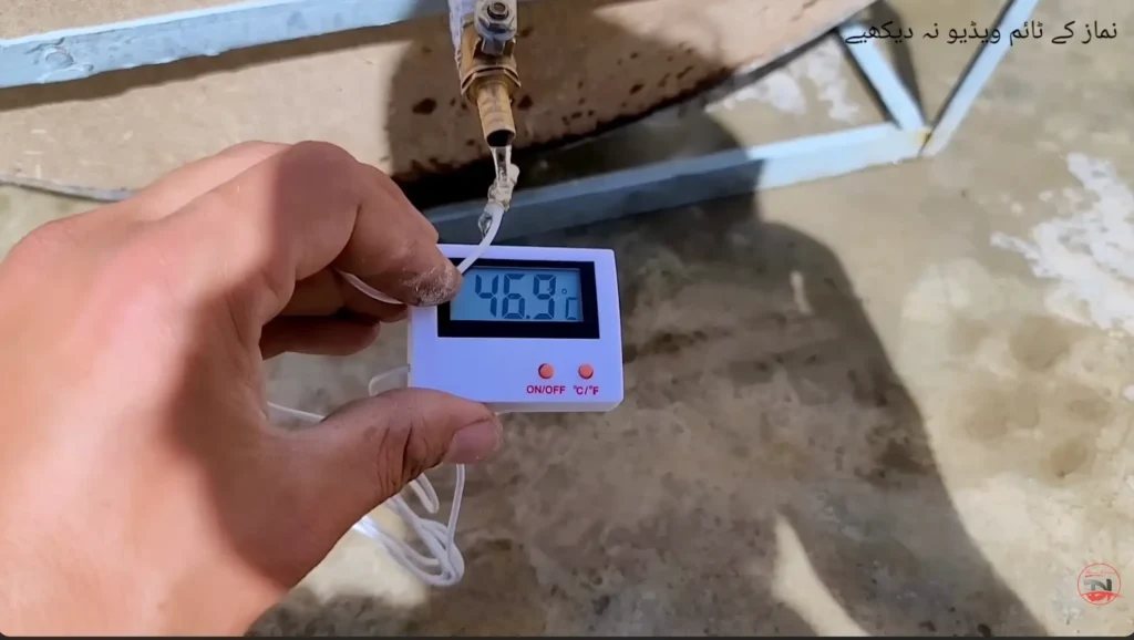 Měřič teploty vody ukazoval přes 45 stupňů.