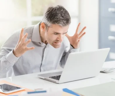 muž se vzteká u notebooku