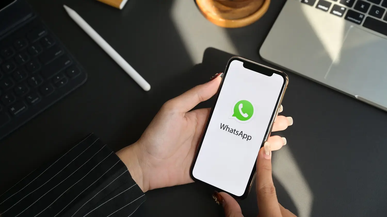 - Techsvět žena s mobilním telefonem a aplikací WhatsApp