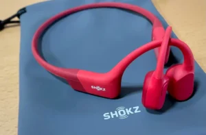 Klasická sluchátka letí do koše. Hitem roku 2026 budou nenápadná sluchátka, která posílají zvuk přímo do mozku