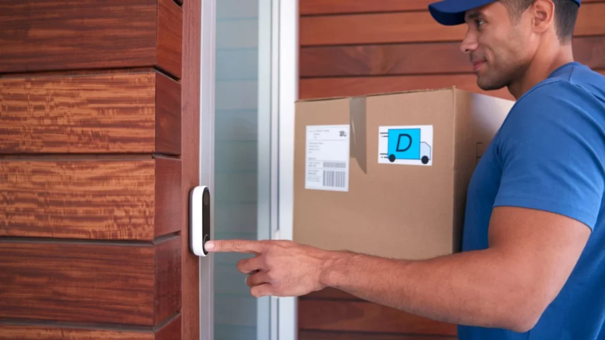 Zapomeňte na staré domovní zvonky. Novinka roku 2026 vám návštěvu rovnou vyfotí a pošle na mobil. Na dálku ji pak odemknete