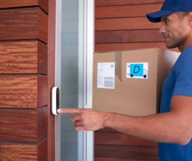 Zapomeňte na staré domovní zvonky. Novinka roku 2026 vám návštěvu rovnou vyfotí a pošle na mobil. Na dálku ji pak odemknete