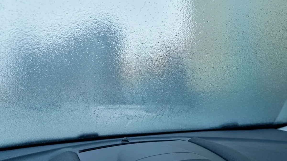 Namrzlé okénko v autě
