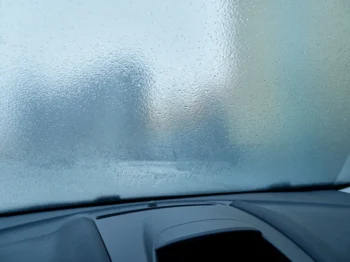 Namrzlé okénko v autě