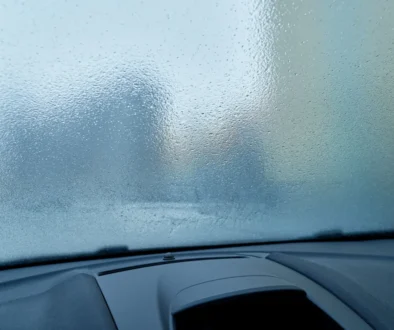Namrzlé okénko v autě
