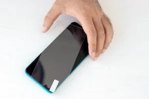 Alza prodává nerozbitné sklíčko na mobil za 99 Kč. Jeho nalepení zvládne i 5leté dítě