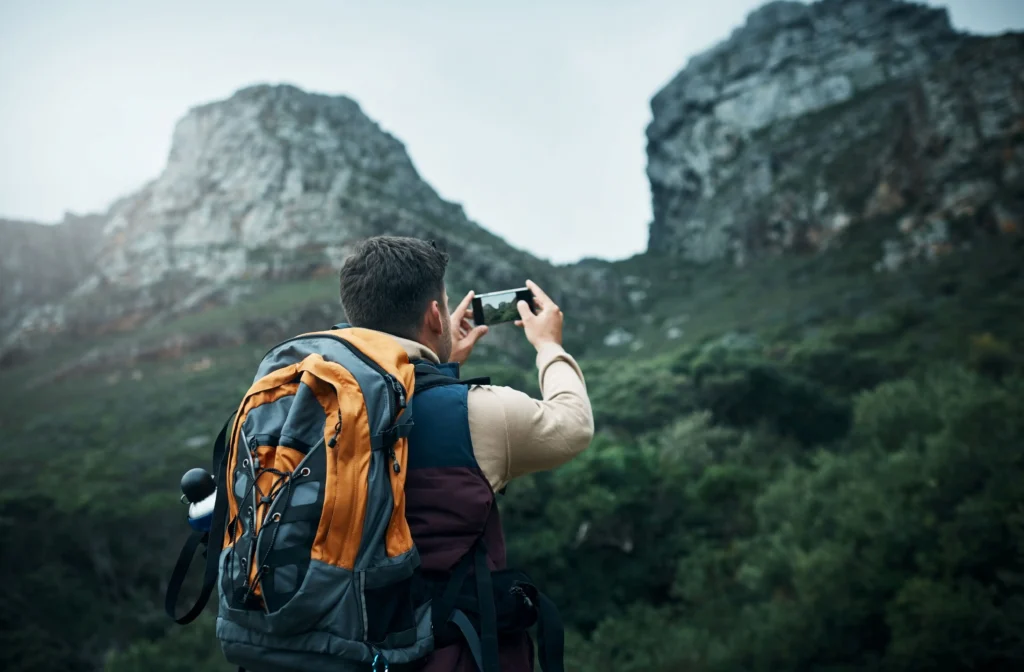 shutterstock_2534009385 - Techsvět Muž fotí hory