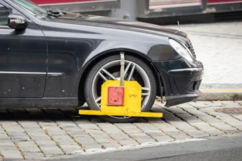 Parkuje vám někdo před domem? Může na to mít právo.