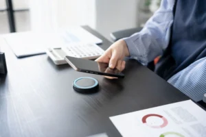 Různé nabíječky tento rok skončí. Nabíjení bude probíhat zcela novým způsobem, který si zamilujete