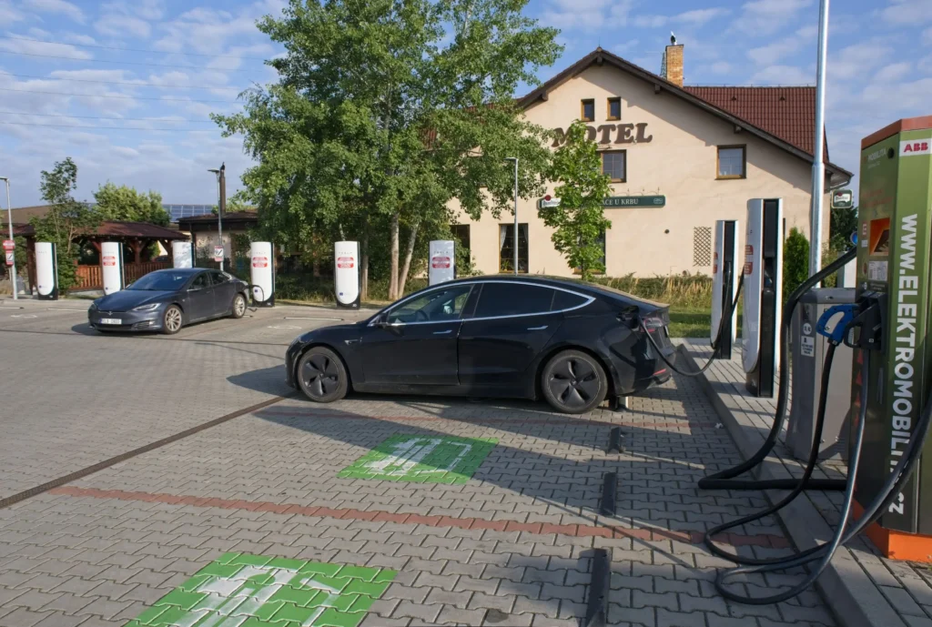 - Techsvět Tesla při dobíjení