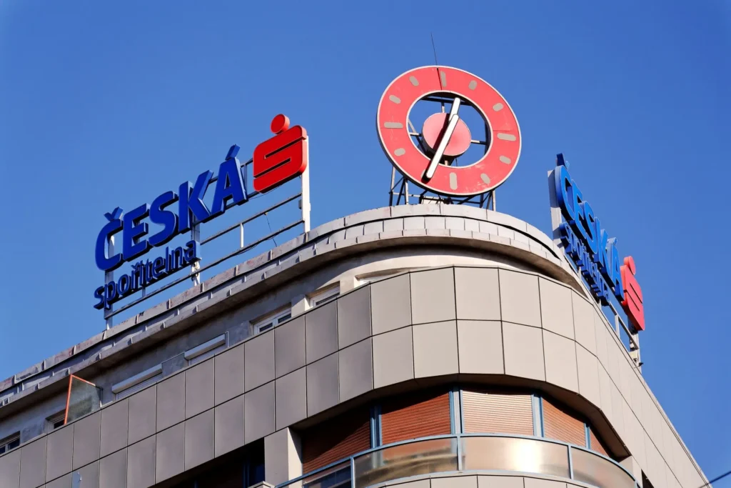 - Techsvět logo České spořitelny na budově