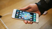 iPhone v ruce