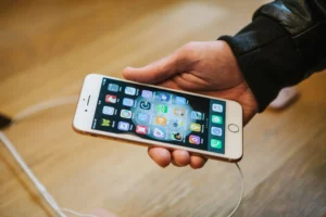 iPhone má zásadní problém: Lidem přestává fungovat mobilní bankovnictví i WhatsApp