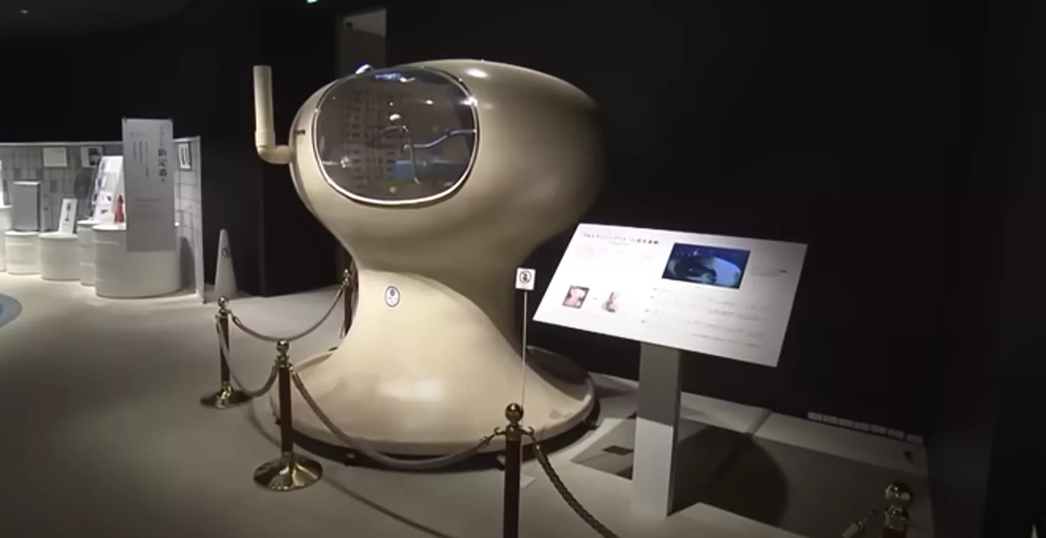 První prototyp lidské pračky, který představila spoločnost Sanyo Electric Co. (dnes Panasonic Holdings Corp.) na výstave Expo 1970 v Ósake