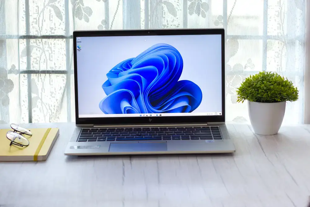 Windows 11 přenáší hlavní panel včetně tlačítka Start doprostřed.