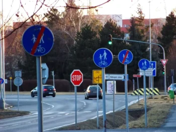 Dopravní značky se mnohým pletou.