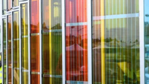 Solární revoluce ze Švýcarska: Průhledná okna, která vyrábí elektřinu, brzy nahradí klasické solární panely