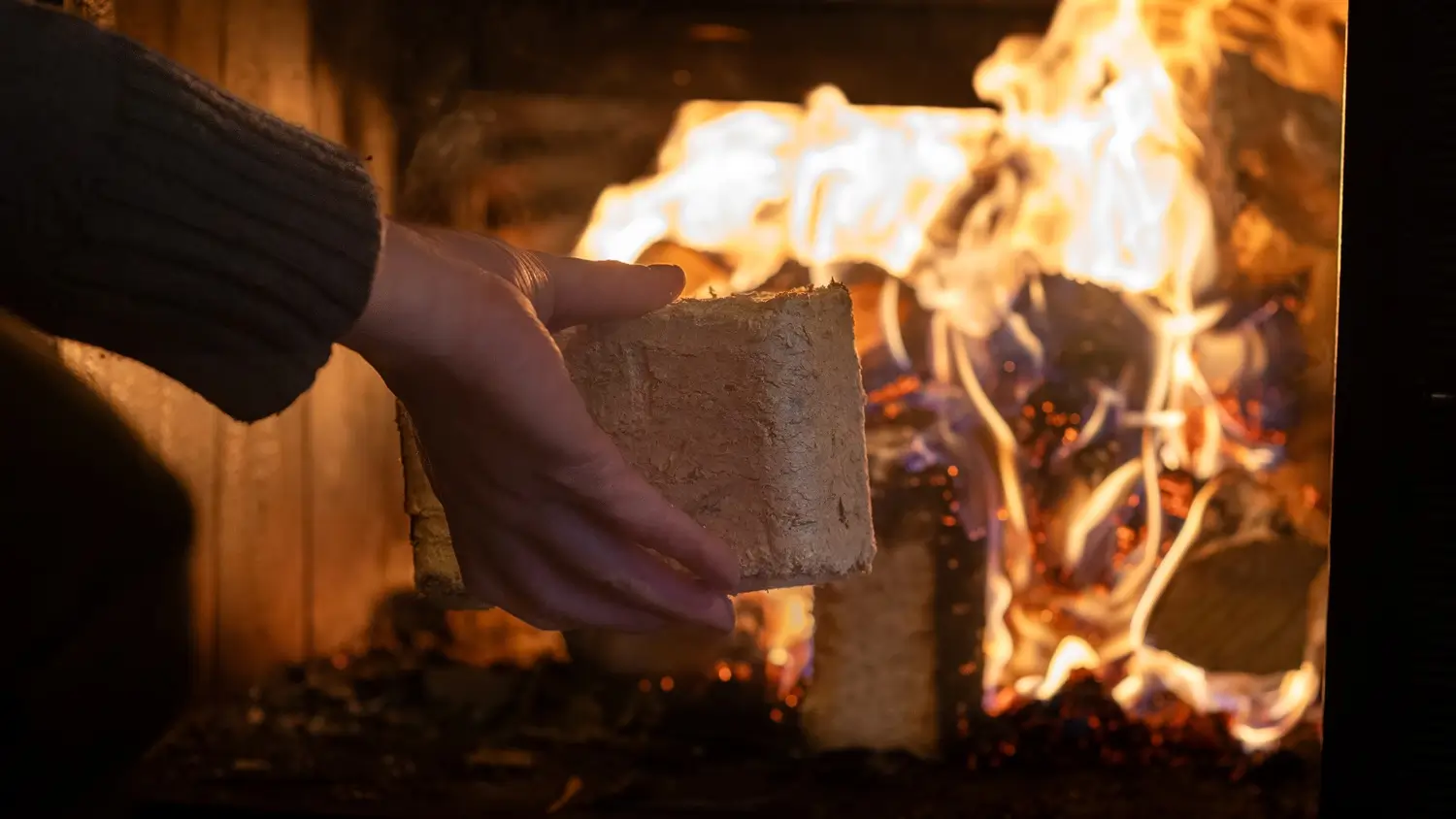 topení dřevěnými briketami