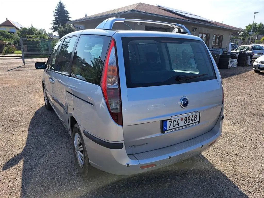 Fiat 2 new - Techsvět Fiat Ulysse zezadu