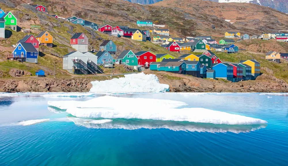 - Techsvět Naprostá většina ostrova je kvůli klimatickým podmínkám neobydlená. Největším a hlavním městem Grónska je Nuuk.