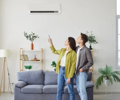 klimatizace v bytě, mladý pár