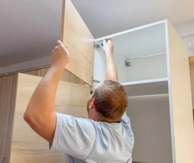 muž montuje nábytek