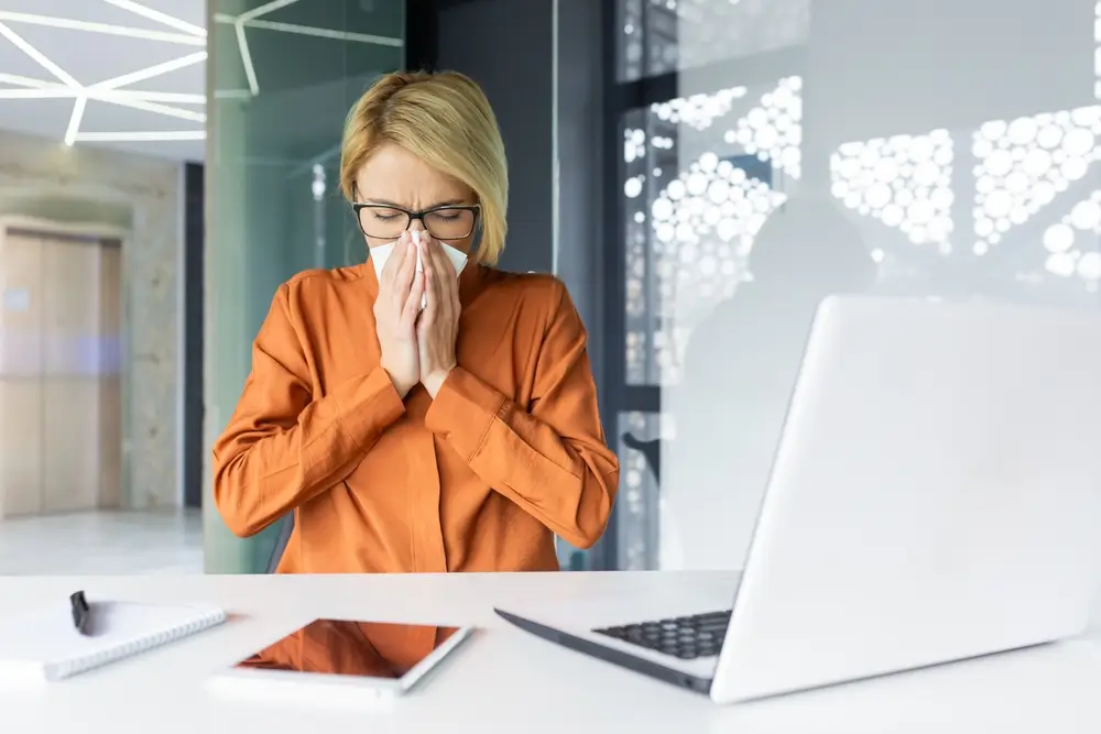 Nemocná žena v kanceláři