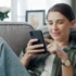 žena s mobilem