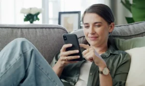 Podívejte se, zda v mobilu taky nemáte tuhle aplikaci. Její provoz stojí 249 Kč měsíčně úplně zbytečně