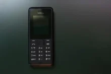 Nokia 105 stojí i v roce 2026 méně než 700 korun a nabídne pro mnohé dostačující funkce.