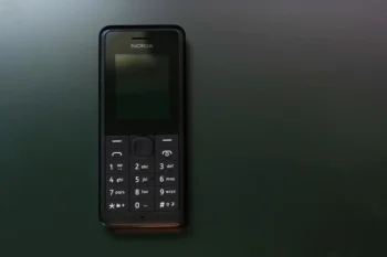 Nokia 105 stojí i v roce 2026 méně než 700 korun a nabídne pro mnohé dostačující funkce.