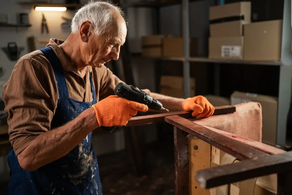 - Techsvět Pokud pracujete načerno budete muset s prací pokračovat i v důchodu nebo se smířit s dávkami.