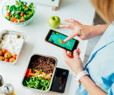 žena, jídlo, počítání kalorií