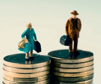 Figurky muže a ženy stojí na mincích