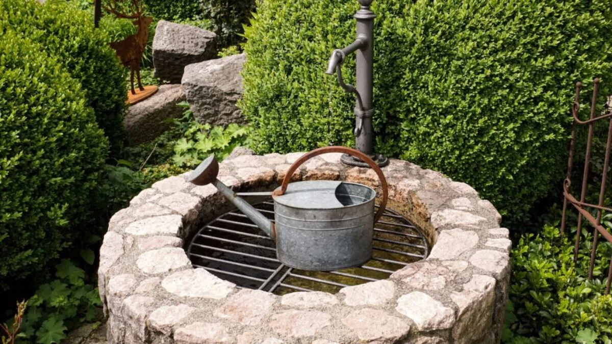 Studna s pumpou na zahradě