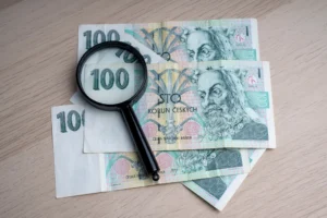 Sběratelé se na internetu mohou utlouct po této běžné stokoruně. Nabízejí za ní desítky tisíc. Možná ji máte také v peněžence