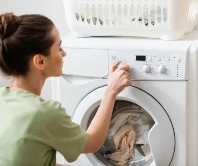Žena zapíná pračku