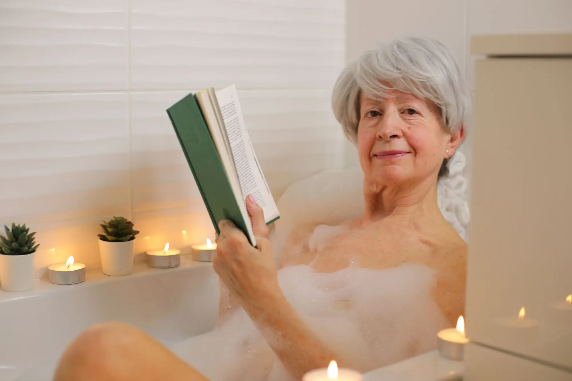 Klasická vana s pěnou a svíčkami.