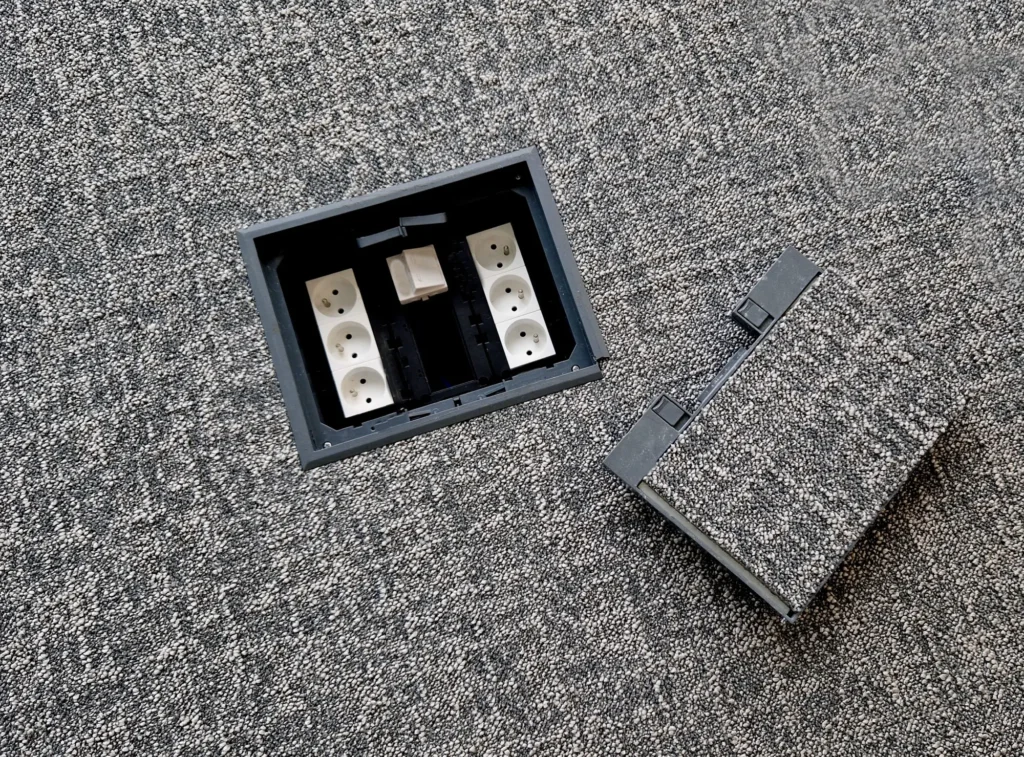 Podlhaové zásuvky schováte pod všechny krytiny