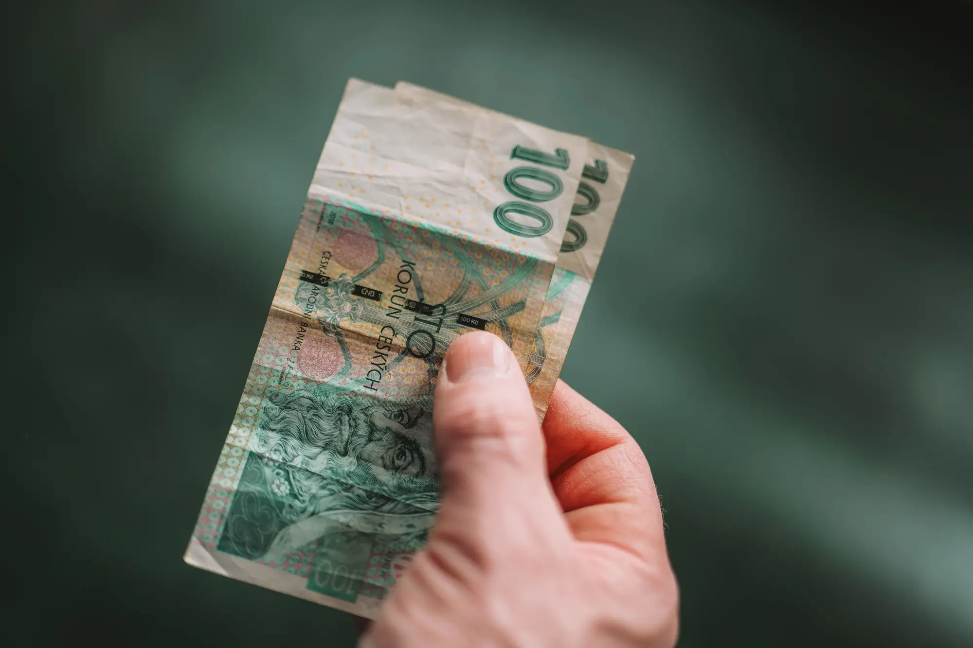 Pomačkaná stokorunová bankovka