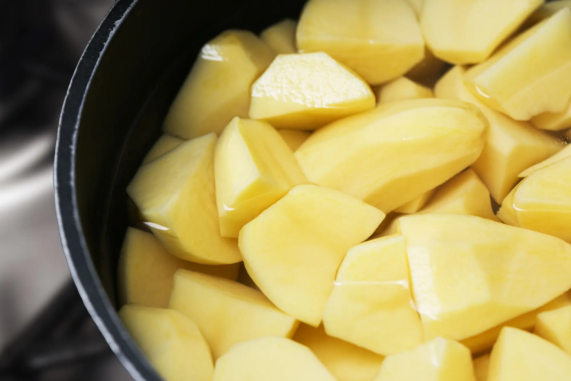 Nakrájené brambory se vaří ve vodě