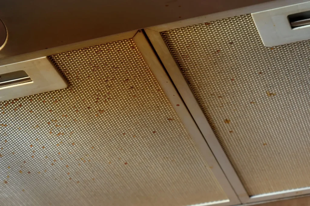 Špinavý filtr digestoře