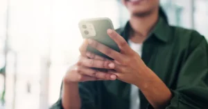 Těchto 5 mobilních aplikací nám nejvíce otravuje život. Alespoň tři máte v telefonu i vy