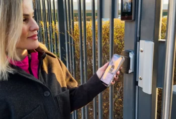 Žena odemykající chytrý zámek