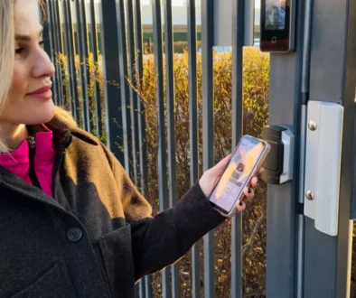 Žena odemykající chytrý zámek