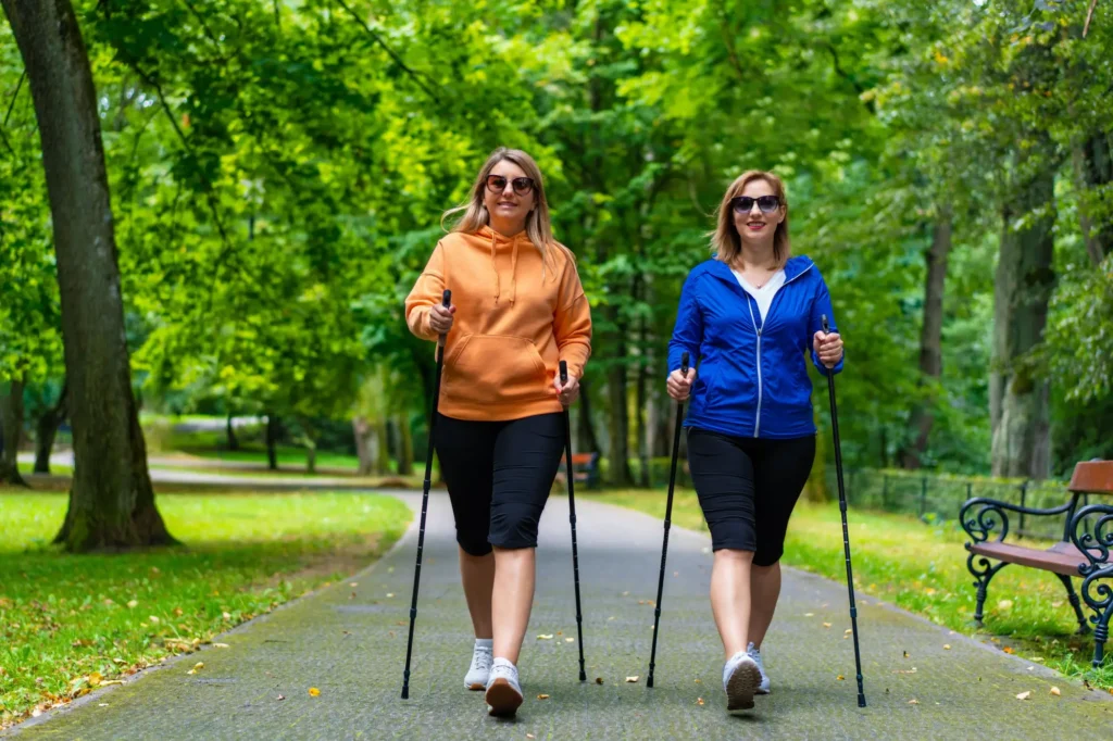 Nevíte jak zapojit při chůzi celé tělo? Zkuste nordic walking