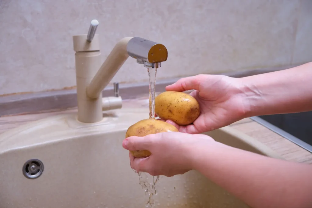 Naše babičky doporučejí přidat do přesolených jídel bramboru. 